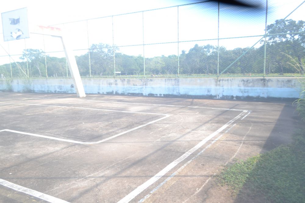 A praça esportiva precisa de reparos urgentes - Foto: Edsom Gilmar