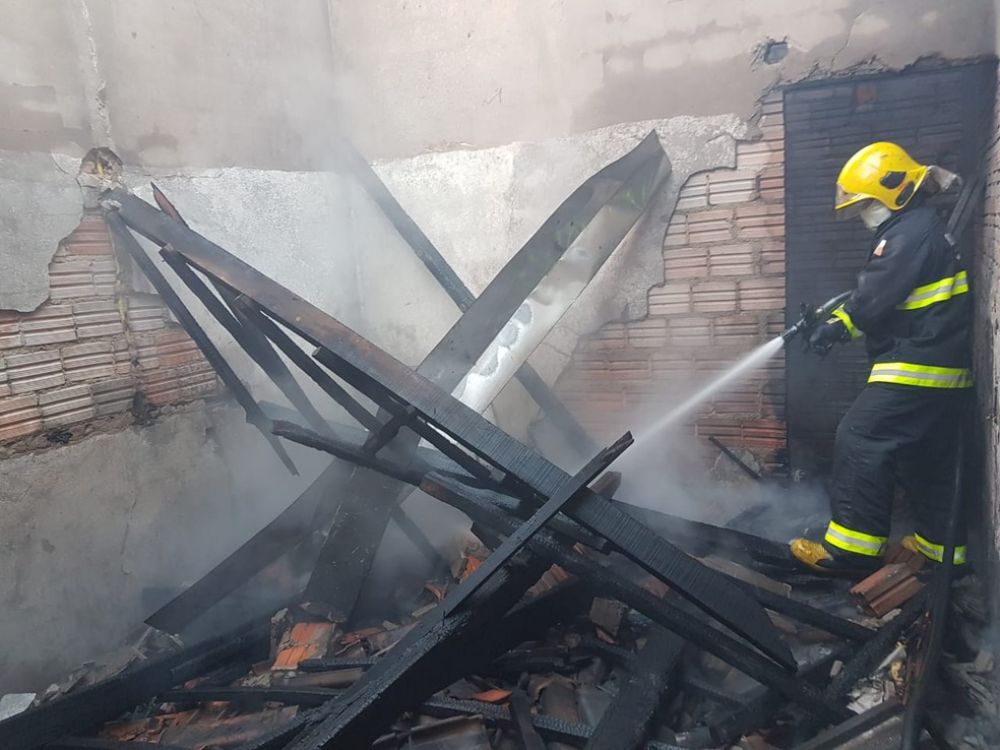 Bombeiros combateram incêndio em casa de Gurupi — Foto: Divulgação/Corpo de Bombeiros