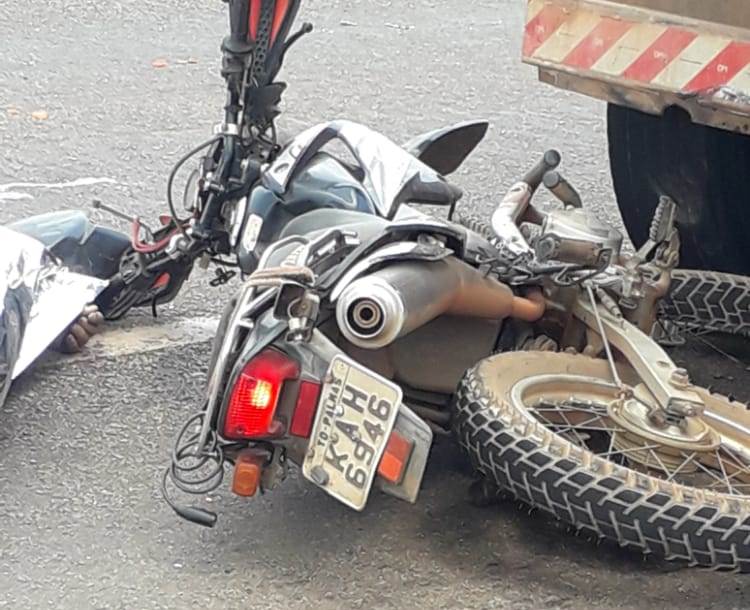 O condutor da motocicleta bateu na traseira do caminhão que estava parado na pista com problemas mecânicos - Foto: Alessandro Ferreira/Agência Tocantins 