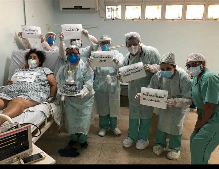 Antônia Araújo celebra aniversário com a equipe médica - Foto: Divulgação