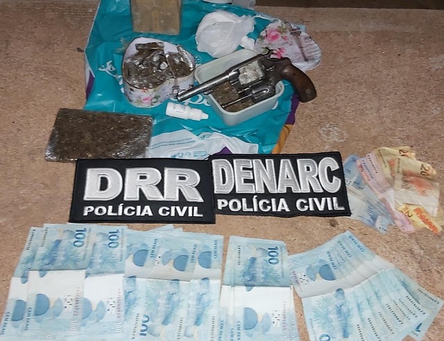 Dinheiro, arma e drogas encontradas pela polícia — Foto: Polícia Civil/Divulgação