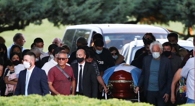 Cerca de 30 familiares e amigos mais próximos estiveram no sepultamento – Foto: Agustin Marcarian/Reuters 