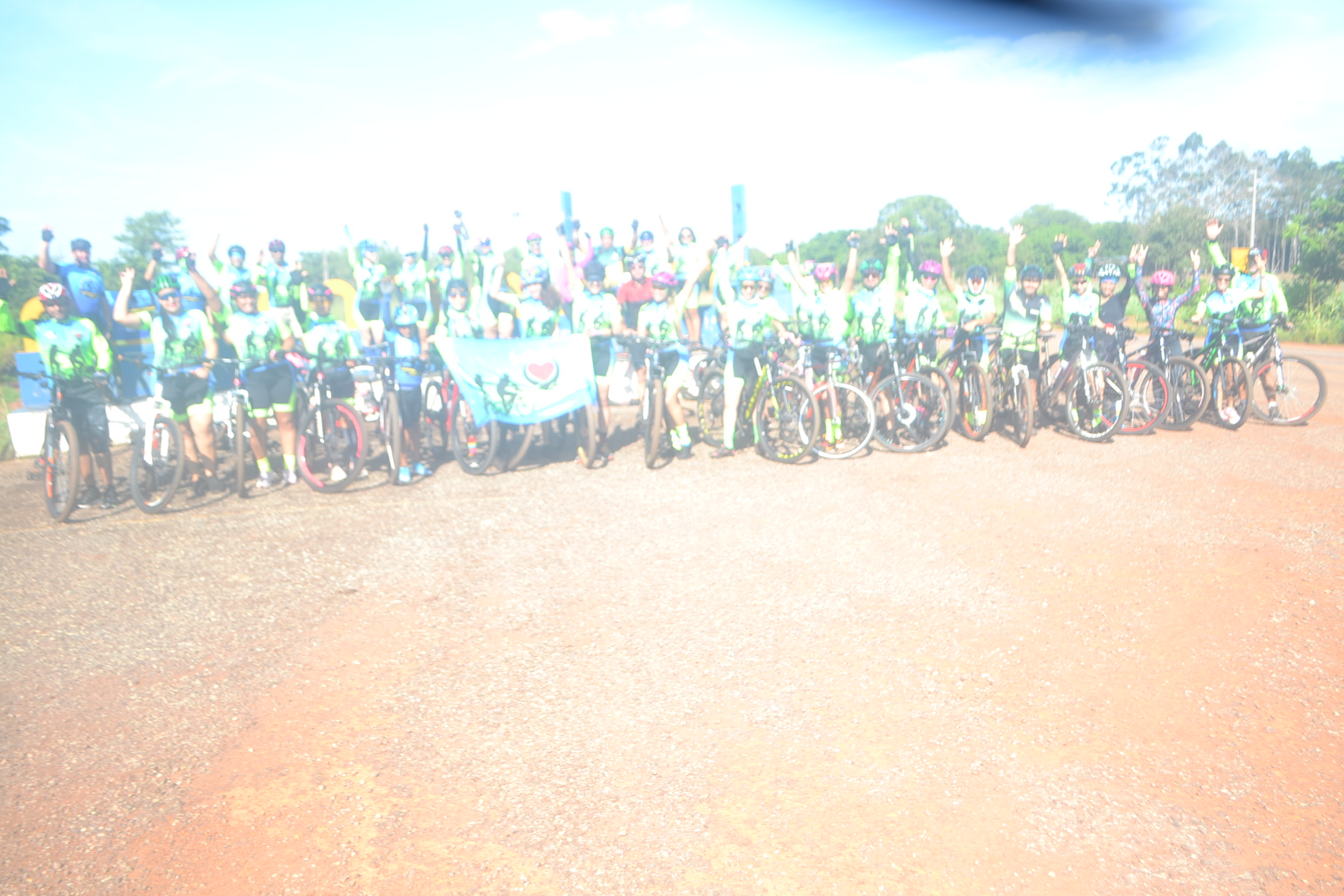 Equipe de ciclistas posa para foto no monumento que identifica a cidade de Marianópolis do Tocantins - Foto: Edsom Gilmar 