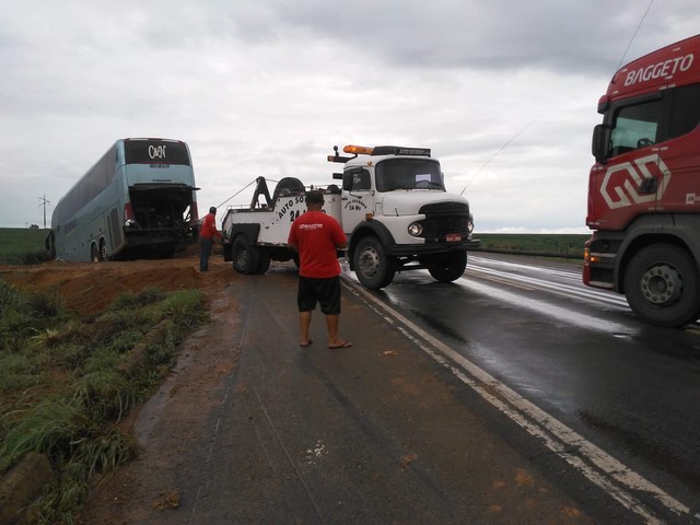 Passageiros foram resgatados por um ônibus de outra empresa — Foto: Divulgação/Defesa Civil de Talismã