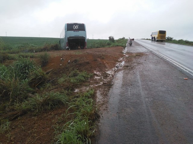 Rodovia foi interditada para a remoção do ônibus — Foto: Divulgação/Defesa Civil de Talismã