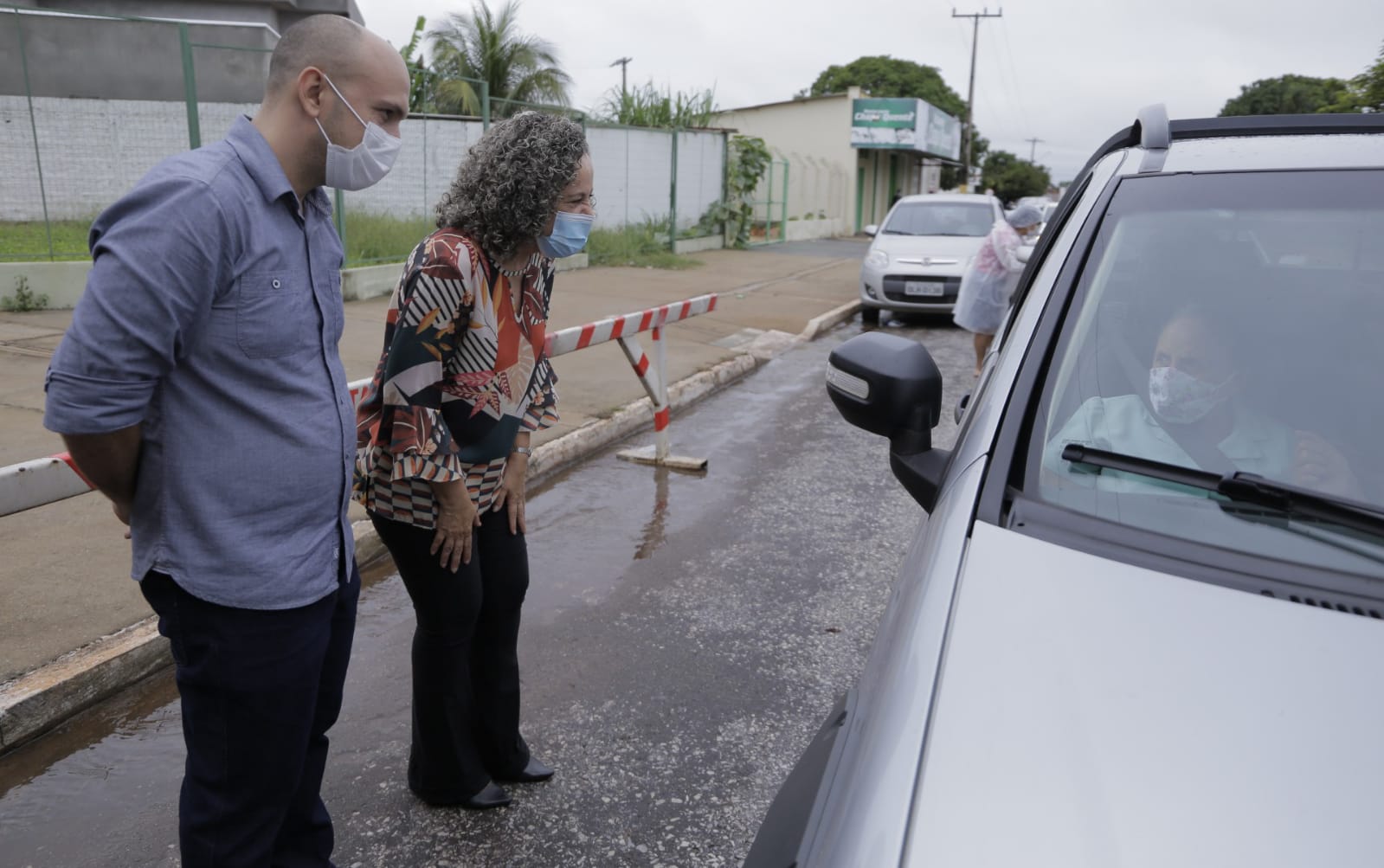 A prefeita Jusi Nunes esteve no local acompanhando o início da vacinação - Foto: Lino Vargas