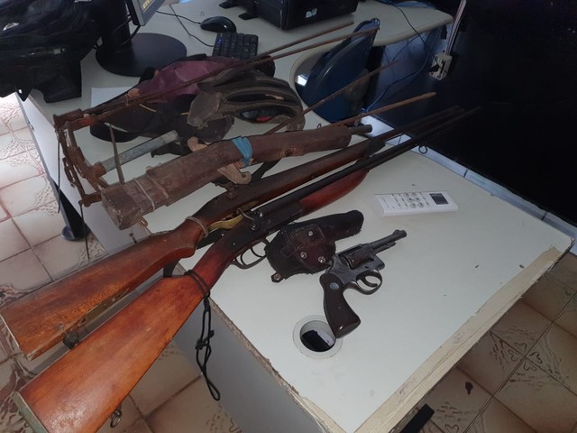 Armas foram encontradas na casa do suspeito — Foto: Divulgação/Polícia Civil