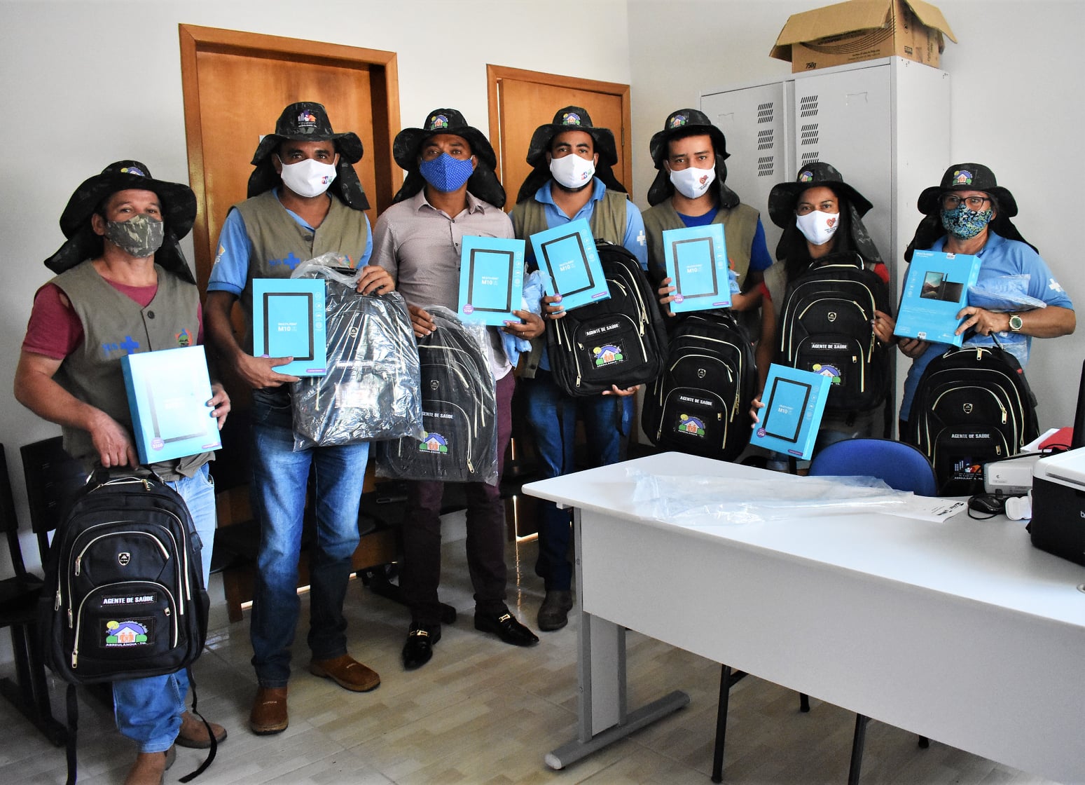 Kit de materiais está incluso 1 tablet, 1 chapéu, 1 (uma) mochila e 2 (duas) camisetas de uniforme foi entregue aos servidores - Foto: Divulgação 