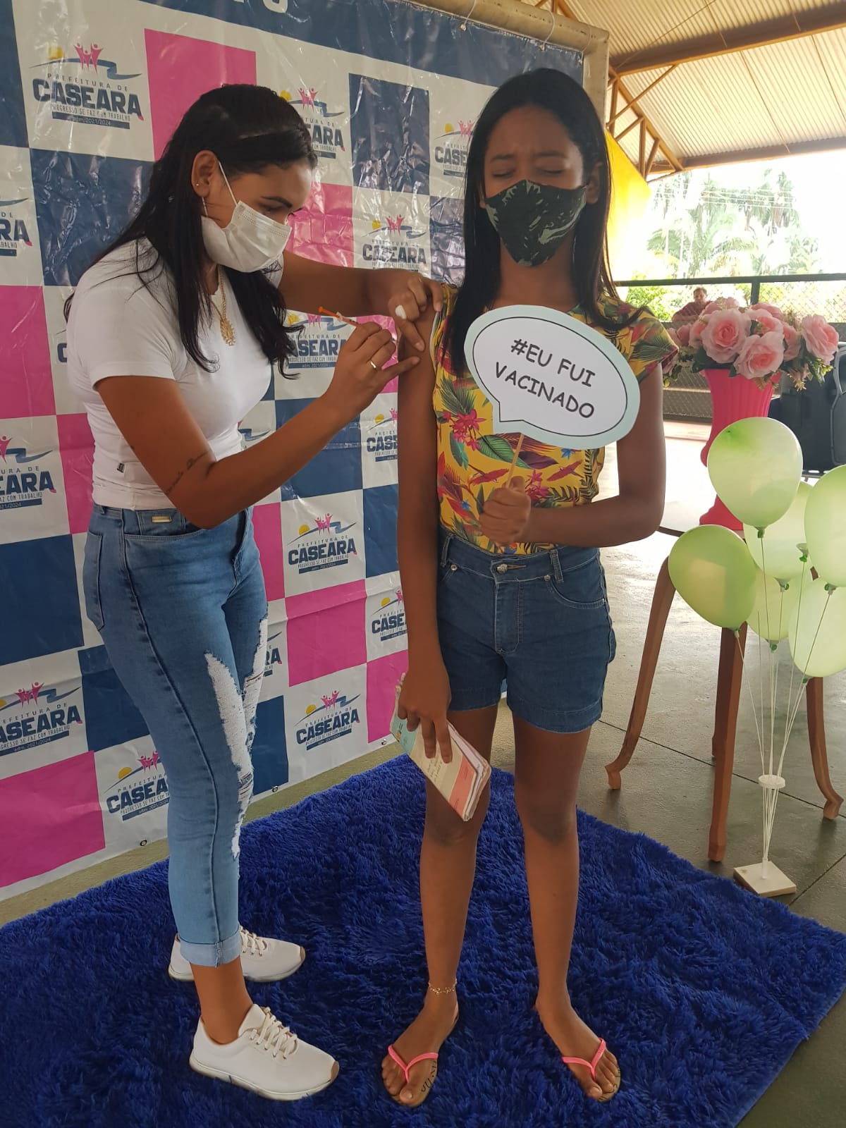 Menina recebe a primeira dose do imunizante - Foto: Ascom/Divulgação 