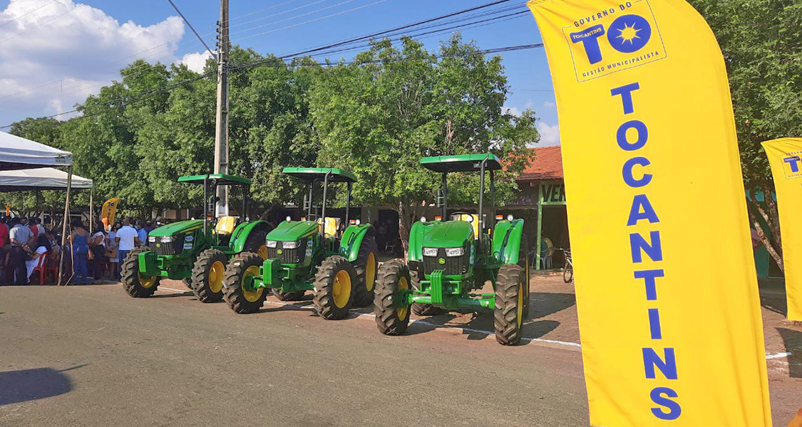 Na oportunidade, o Governo do Tocantins entregou 10 tratores a 10 municípios da região sul do Estado, viabilizados por emendas do senador Eduardo Gomes e do deputado federal Carlos Gaguim – Foto: Esequias Araújo/Governo do Tocantins