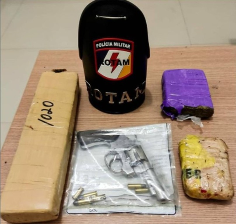 Arma de fogo e tabletes de maconha e crack foram apreendidos — Foto: Divulgação/Polícia Militar