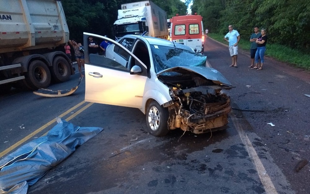 Homem que morreu estava em carro de passeio — Foto: Bombeiros/Divulgação