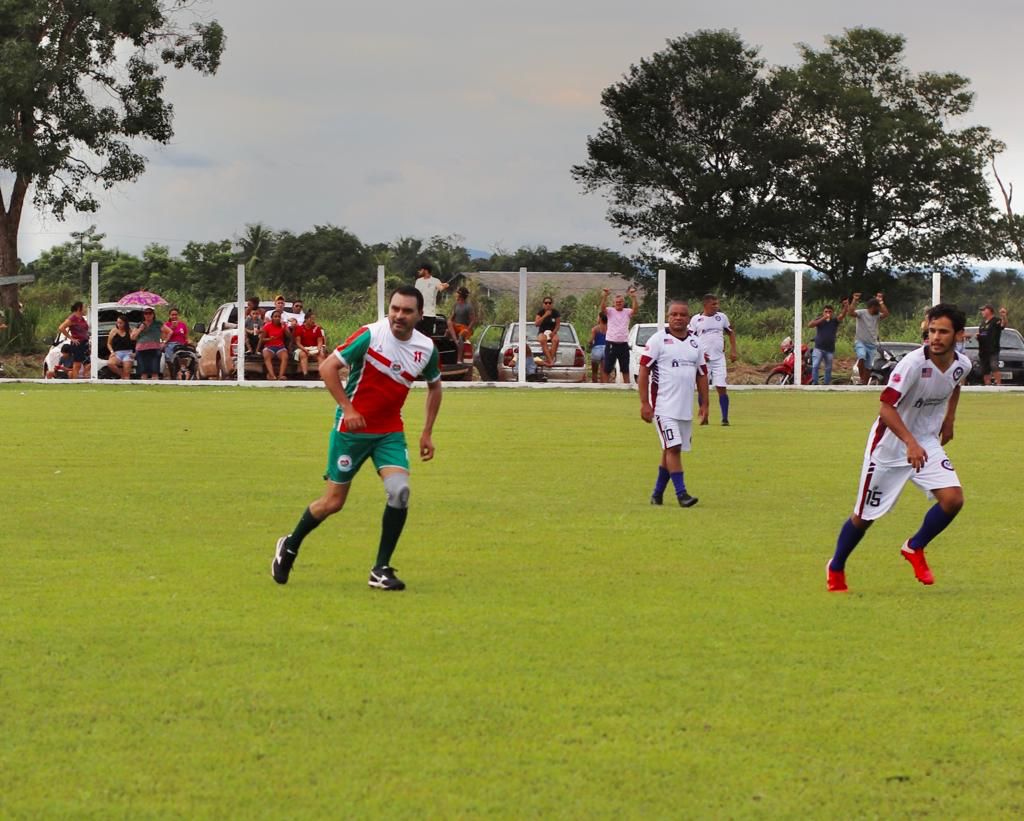 O Governador Wanderlei Barbosa jogou uma partida de futebol amistosa antes do jogo oficial – Foto: Elisângela Silva/Governo do Tocantins