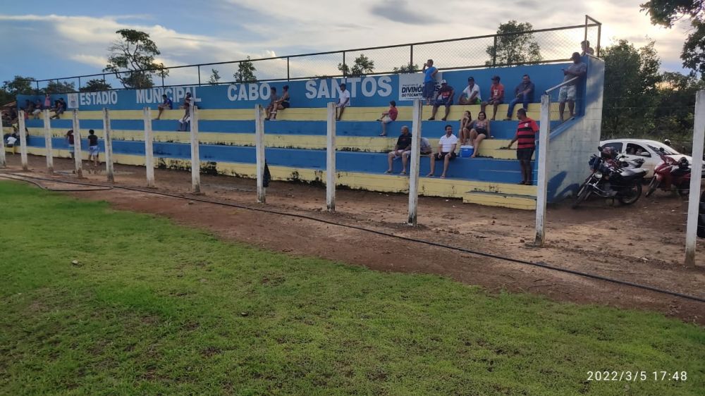 Torcida na arquibancada do Estádio Cabo Santos - Foto: Edsom Gilmar 