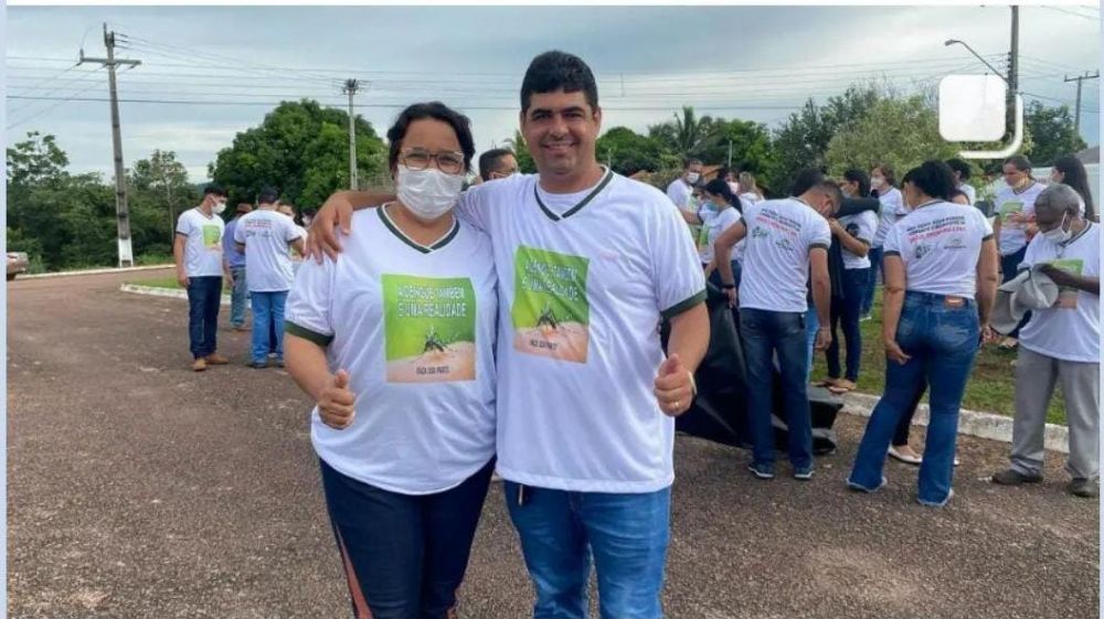 Prefeita Nezita e presidente Wilker colocaram a mão na massa durante a atividade contra dengue - Foto: Ascom/Divulgação 