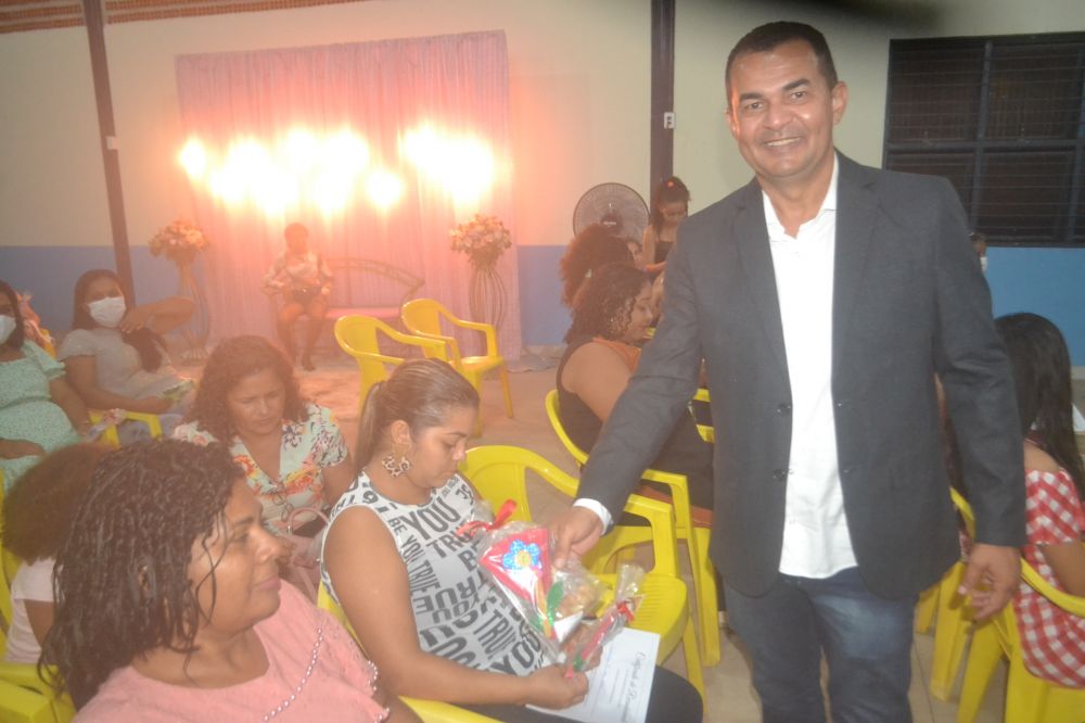 Gestão distribuiu lembrancinhas para as homenageadas - Foto: Edsom Gilmar 