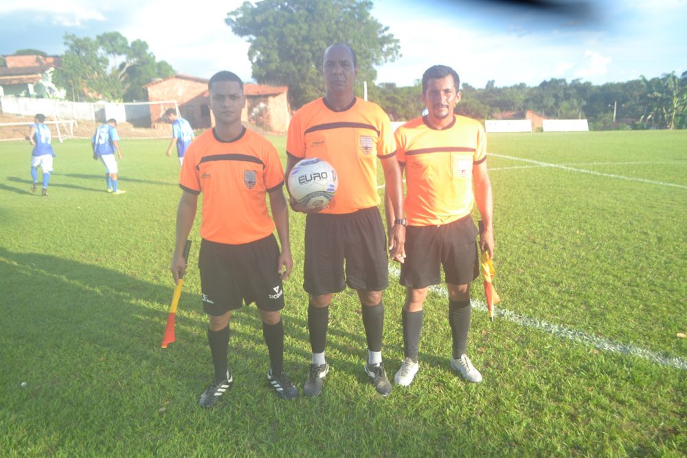 Trio de arbitragem comandado pelo árbitro Edivaldo Fonseca - Foto: Edsom Gilmar 