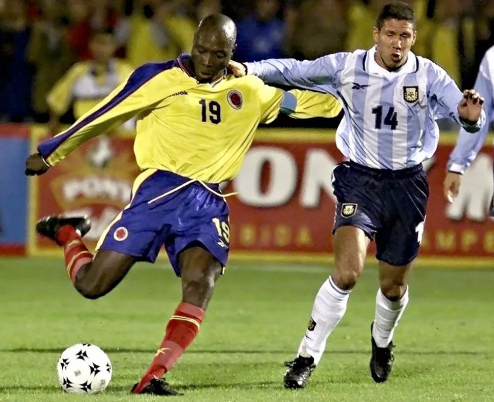 Imagem de 29 de junho de 2000 mostra o colombiano Freddy Rincon (esquerda) em partida contra a Argentina — Foto: Arquivo / MARCELO SALINAS / AFP Photo