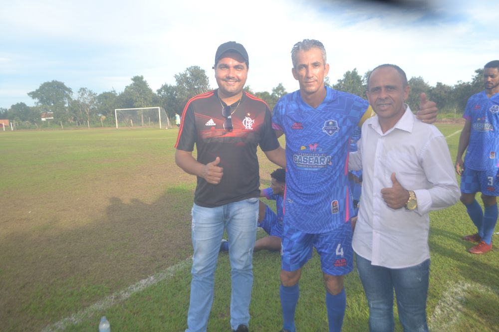 Vice-prefeito Francisco Neto e o vereador Clebinho com o capitão do Caseara Rosildo - Foto: Edsom Gilmar 