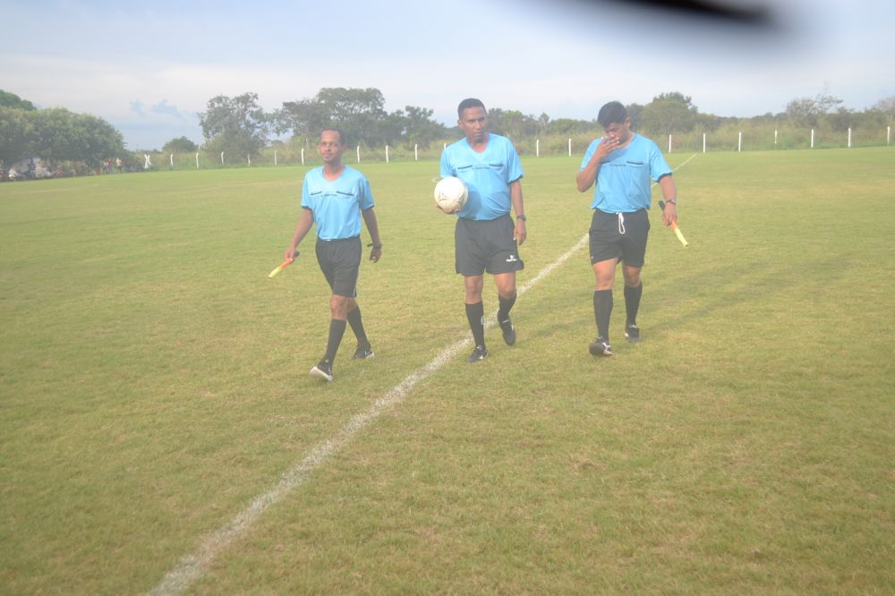 Arbitro Negute apitou a partida - Foto: Edsom Gilmar 