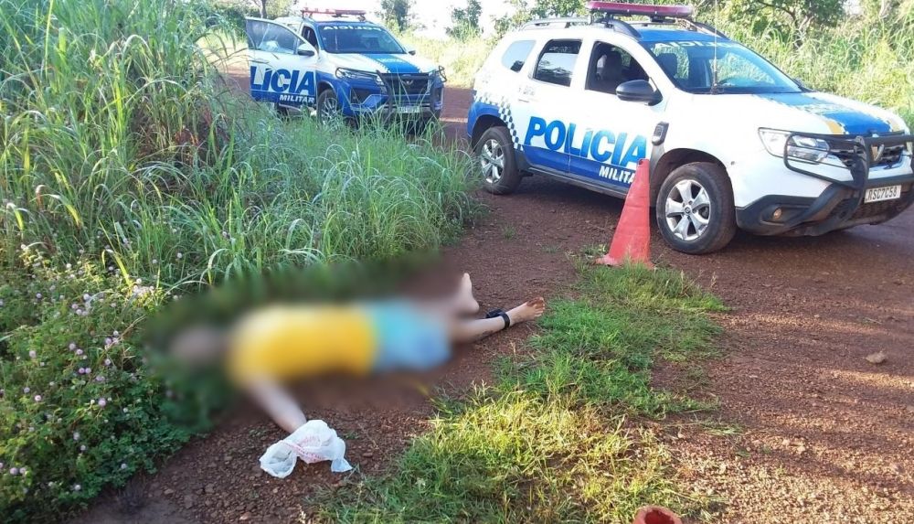 Homem foi encontrado morto em estrada rural, o individuo estava usando uma tornozeleira eletrônica — Foto: PM/Divulgação