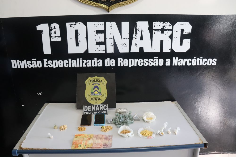 Dezenas de pedras da substância análoga ao crack, várias porções de maconha e dinheiro apreendido com os suspeitos – Foto: Alessandro Ferreira / Agência Tocantins 