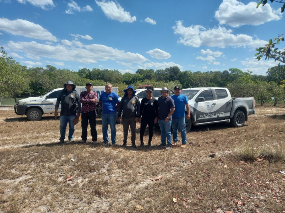 Equipes da Polícia Civil, Instituto de Criminalística e Núcleo Regional de Medicina Legal de Gurupi se deslocaram até a Ilha do Bananal para recolher a ossada – Foto: Divulgação / SSPTO