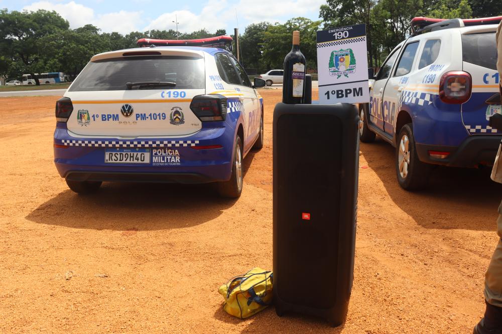 No local, a Polícia Militar apreendeu uma caixa de som da marca JBL, um aparelho celular e garrafas de bebidas alcoólicas que foram furtadas em um estabelecimento comercial – Foto: Alessandro Ferreira / Agência Tocantins