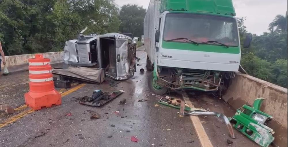 Grave acidente envolvendo caminhão e pelo menos seis veículos deixa rodovia entre Lajeado e Miracema interditada - Foto: Alessandro Ferreira / Agência Tocantins 