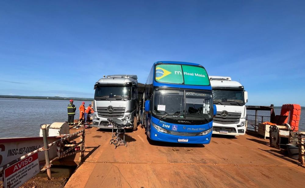 As vítimas foram socorridas pelos profissionais do Samu e militares do Corpo de Bombeiros Balsa ficou com estrutura bastante danificada — Foto: Rodrigo Alves / Jornal Porto Mídia