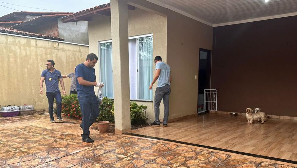 Agentes da Polícia Federal fazendo vistoria em casa na região norte de Palmas onde dinheiro foi encontrado — Foto: Alessandro Ferreira /Agência Tocantins