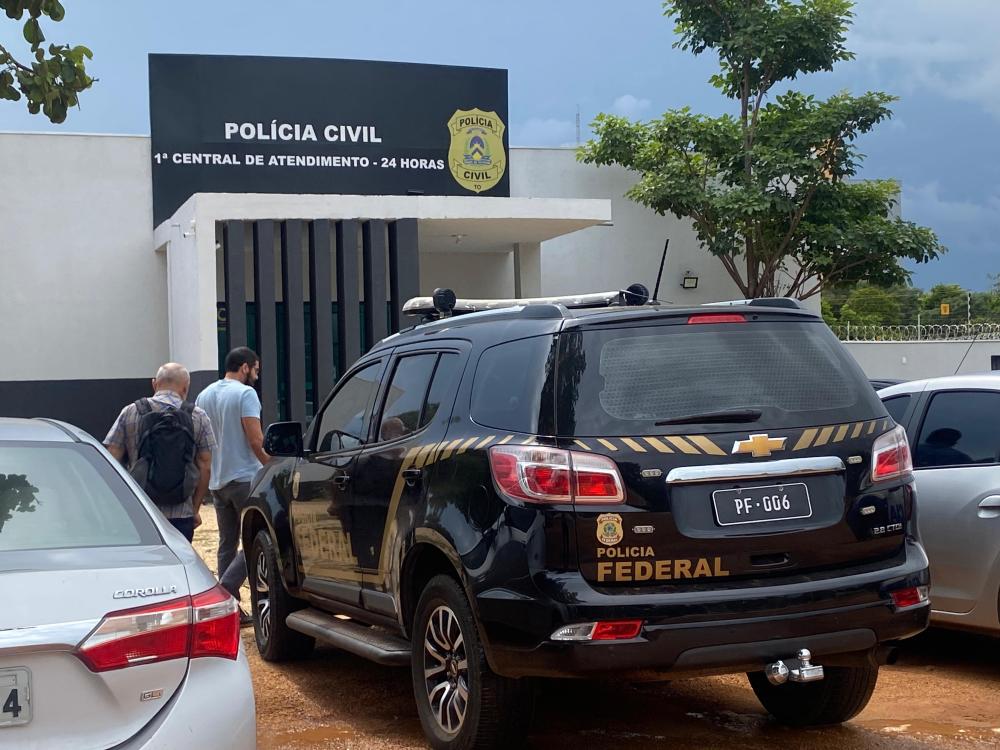 Delegado e agentes da Polícia Federal estiveram na delegacia da Polícia Civil — Foto: Alessandro Ferreira /Agência Tocantins