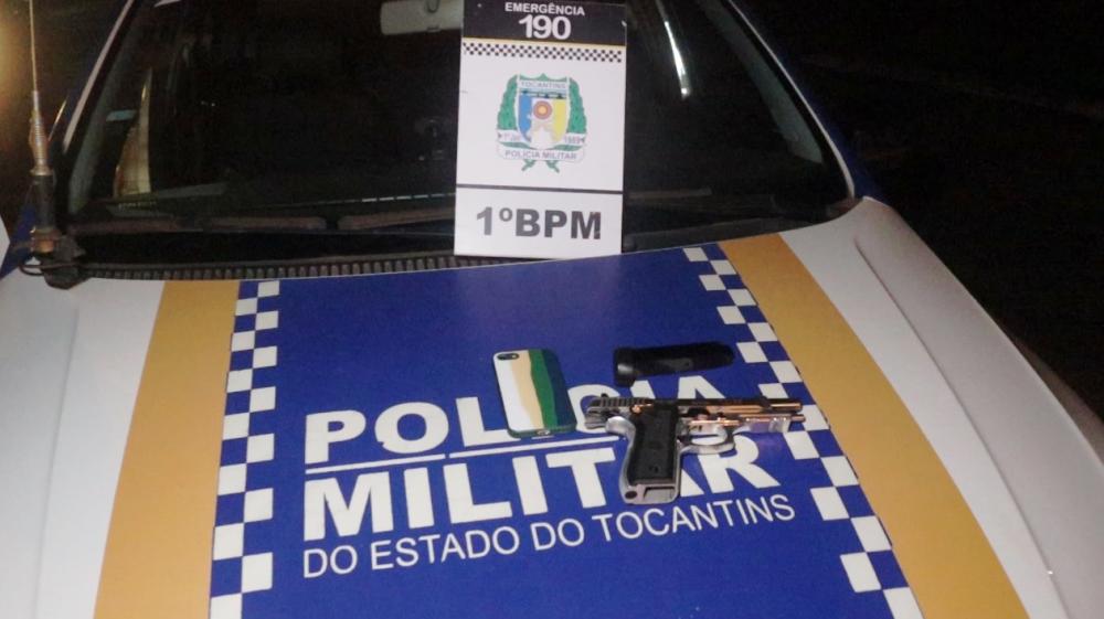 No interiro do carro, os militares encontram uma pistola calibre 380 sem munições – Foto: Patrícia Alves / Agência Tocantins