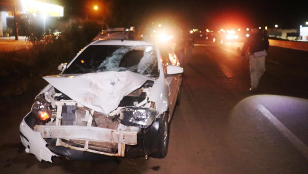 Com o impacto da batida, a frente do carro ficou destruída – Foto: Alessandro Ferreira / Agência Tocantins