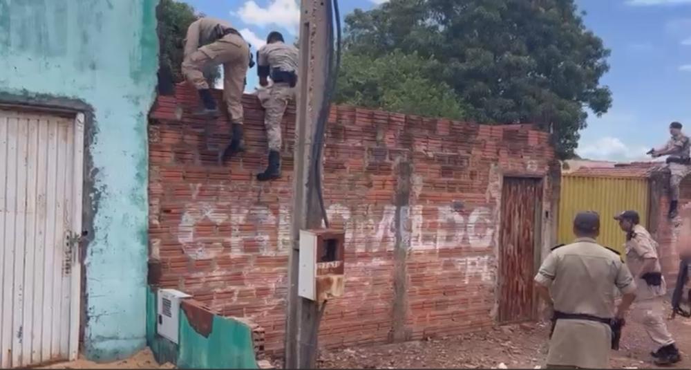 Paulo Henrique foi apreso após ser localizado escondido dentro de uma construção inacabada próxima ao local – Foto: Alessandro Ferreira / Agência Tocantins