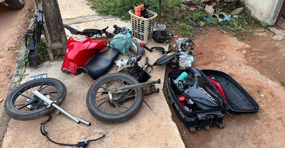 O veículo estava sendo desmontado em uma residência localizada no Jardim Taquari, na região sul de Palmas – Foto: – Foto: Alessandro Ferreira / Agência Tocantins