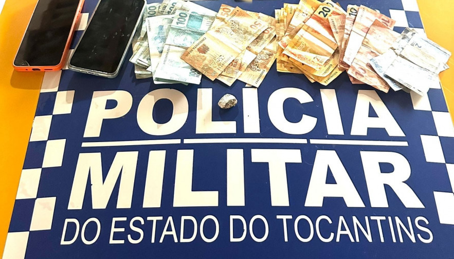 Dinheiro, aparelhos celulares e porções de substância análoga à maconha apreendido com os suspeitos – Foto: Divulgação / Ascom 13ª BPM