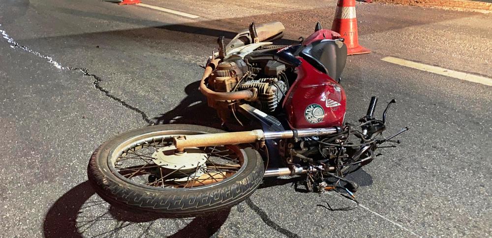 Com o impacto da batida, a motocicleta ficou com a frente parcialmente destruída – Foto: Alessandro Ferreira / Agência Tocantins