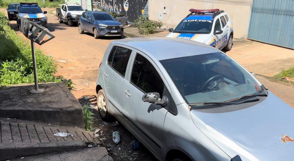 A arma foi encontrada pelos militares embaixo de um carro que estava estacionado próximo ao local do crime – Foto: Alessandro Ferreira / Agência Tocantins