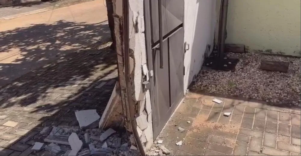 Durante a tentativa de furto, o criminoso bateu com o carro na coluna de concreto de sustentação do muro da casa – Foto: Alessandro Ferreira / Agência Tocantins