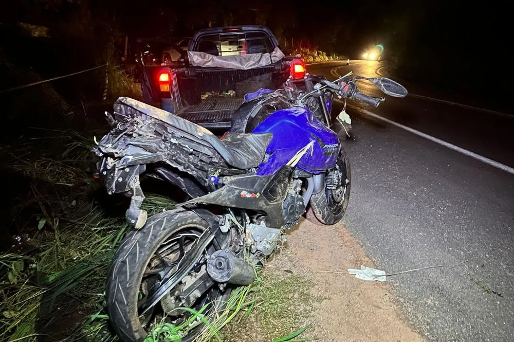 O veículo atingiu duas motos que estavam estacionadas no acostamento da rodovia – Foto: Alessandro Ferreira / Agência Tocantins