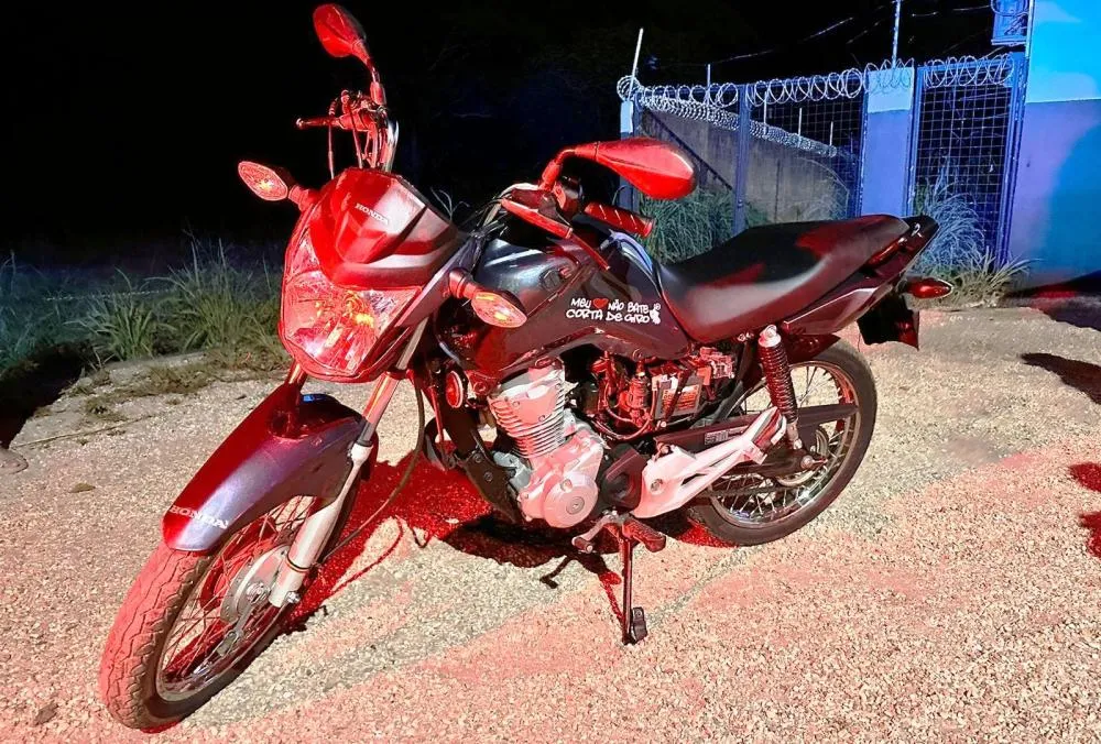 A motocicleta foi recuperada pelos patrulheiros da Romu na quadra Arno 32 – Foto: Alessandro Ferreira / Agência Tocantins