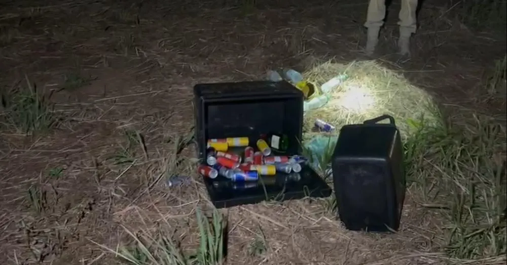 Junto a caminhonete foram encontradas duas caixas térmicas com diversas latas de energéticos, cervejas e garrafas de whisky – Foto: Alessandro Ferreira / Agência Tocantins