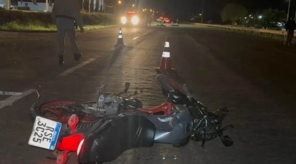 Motocicleta ficou destruída com o acidente – Foto: Alessandro Ferreira / Agência Tocantins