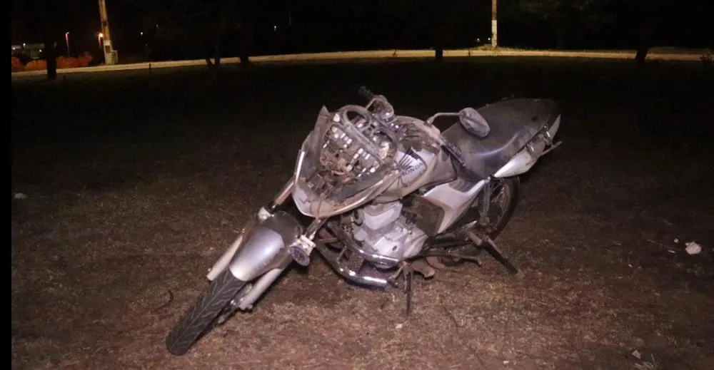 Com o impacto da colisão, a motocicleta ficou parcialmente destruída – Foto: Alessandro Ferreira / Agência Tocantins