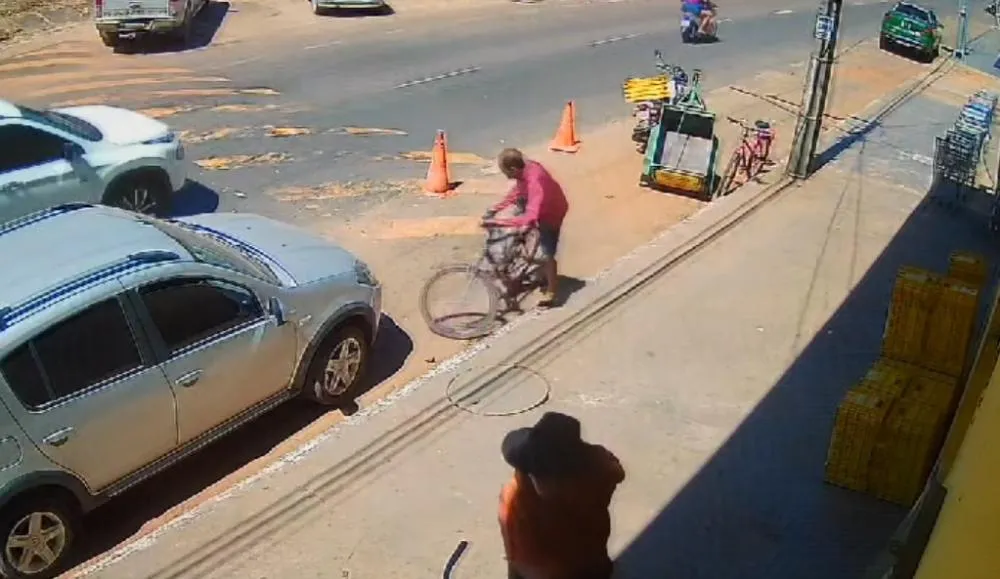 Câmeras de segurança registraram o momento em que o bandido furta a bicicleta – Foto: Reprodução / Agência Tocantins