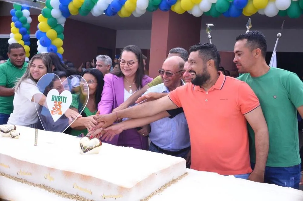 Buriti 35 anos: Tradicional corte do bolo – Foto: Pedro dos Anjos / Assessoria