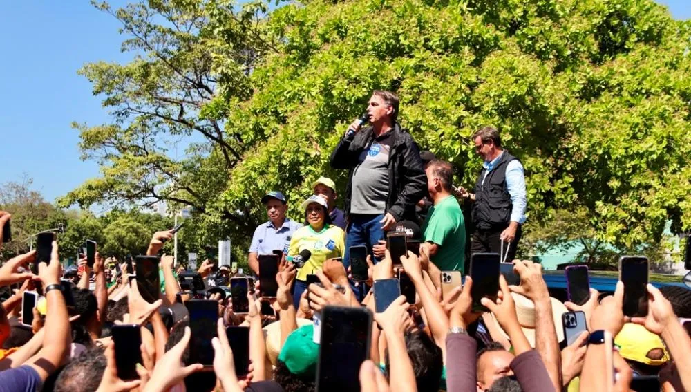 Ao final da carreata, por volta das 12h, Bolsonaro discursou para apoiadores em cima de um carro e reforçou o seu apoio a Janad – Foto: Divulgação 