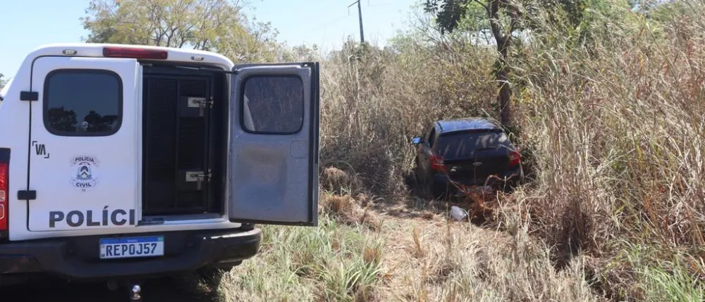 Carro que estaria dois criminosos que conseguiram fugir foi apreendido, o veículo estava com placas falsas — Foto: Alessandro Ferreira / Agência Tocantins