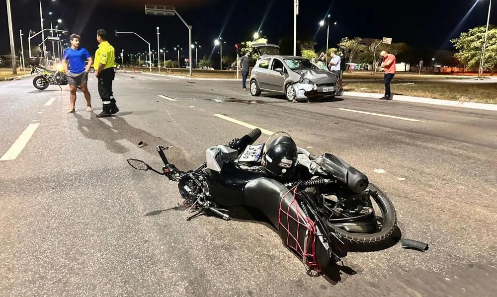 A motocicleta em que a vítima estava ficou com a traseira destruída com o impacto da batida – Foto: Alessandro Ferreira / Agência Tocantins